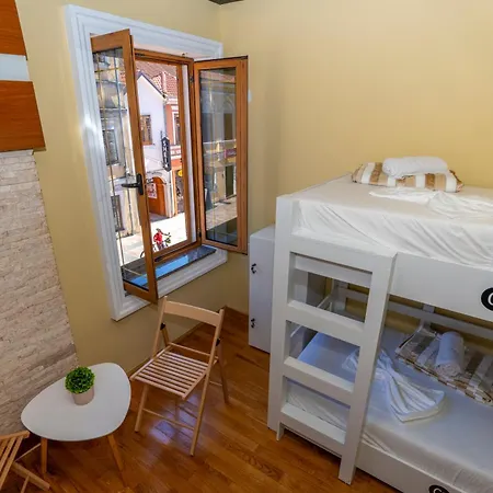 Vandrarhem Terrace & Lounge Bar *