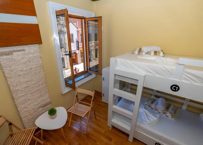 Hostel Terrace & Lounge Bar *