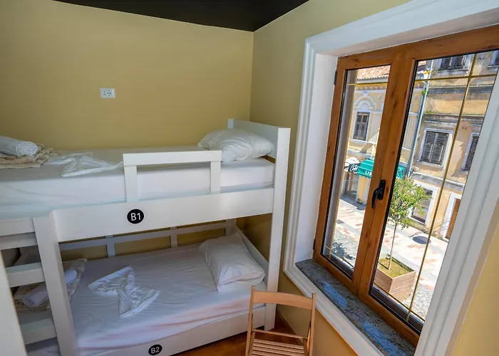 Hostel Terrace & Lounge Bar *