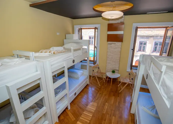 Terrace Hostel&lounge Bar *