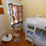 Hostel Terrace & Lounge Bar *